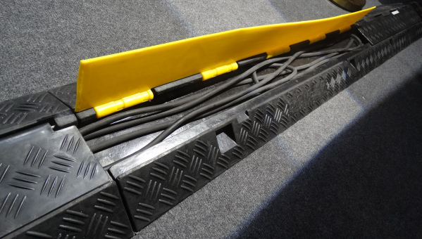 Новую модель кабельного трапа SHOWGEAR с единым каналом 30х70 мм полностью в чёрном цвете + замена на жёлтую крышку